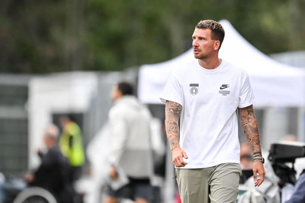 Trainer Pascal Reinhardt (SG Sonnenhof Grossaspach) Schaut waehrend des DFB-Pokal 1 Runde Spiels zwichen SG Sonnenhof Grossaspach v Arminia Bielefeld, Wir machen Druck Arena am 22. August 2026 in Grossaspach, Deutschland. (Foto von Harry Langer DeFodi Images) +++ Trainer Pascal Reinhardt (SG Sonnenhof Grossaspach) Looks on during the DFB-Pokal 1 Runde match between SG Sonnenhof Grossaspach v Arminia Bielefeld at Wir machen Druck Arena on August 22, 2026 in Grossaspach, Germany. (Photo by Harry Langer DeFodi Images) (Photo by Harry Langer DeFodi Images) DFB DFL REGULATIONS PROHIBIT ANY USE OF PHOTOGRAPHS AS IMAGE SEQUENCES AND OR QUASI-VIDEO. -