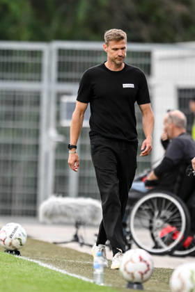 Trainer Oliver Kirch (Arminia Bielefeld) Schaut waehrend des DFB-Pokal 1 Runde Spiels zwichen SG Sonnenhof Grossaspach v Arminia Bielefeld, Wir machen Druck Arena am 22. August 2026 in Grossaspach, Deutschland. (Foto von Harry Langer DeFodi Images) +++ Trainer Oliver Kirch (Arminia Bielefeld) Looks on during the DFB-Pokal 1 Runde match between SG Sonnenhof Grossaspach v Arminia Bielefeld at Wir machen Druck Arena on August 22, 2026 in Grossaspach, Germany. (Photo by Harry Langer DeFodi Images) (Photo by Harry Langer DeFodi Images) DFB DFL REGULATIONS PROHIBIT ANY USE OF PHOTOGRAPHS AS IMAGE SEQUENCES AND OR QUASI-VIDEO. -