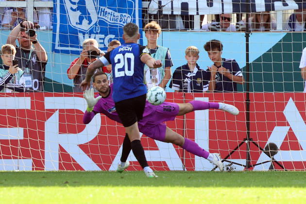 22.08.2026, xrekx, Fussball DFB Pokal 1.Runde, 1.FC Saarbruecken - Hertha BSC Berlin v.l. Marius Gersbeck (Hertha BSC) Florian Pick (1.FC Saarbruecken) Elfmeter verschossen (DFL DFB REGULATIONS PROHIBIT ANY USE OF PHOTOGRAPHS as IMAGE SEQUENCES and or QUASI-VIDEO) Saarbruecken
