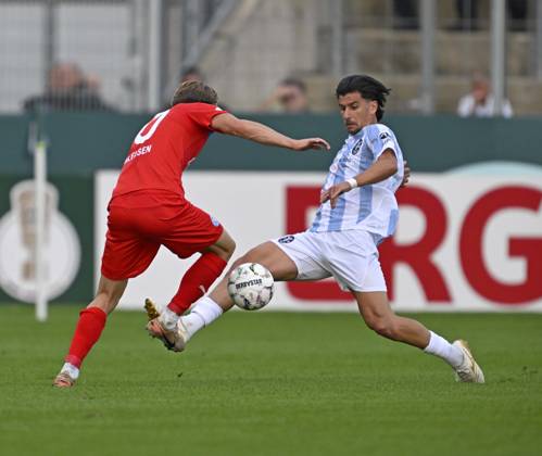 RECORD DATE NOT STATED 22.08.2026, Fussball DFB-Pokal 2026 27, 1.Runde, TSV 1860 München - Holstein Kiel, im Stadion an der Grünwalderstrasse in München, v.l. Jonas Therkelsen (Holstein Kiel) gegen Tunay Deniz (TSV 1860 München)
