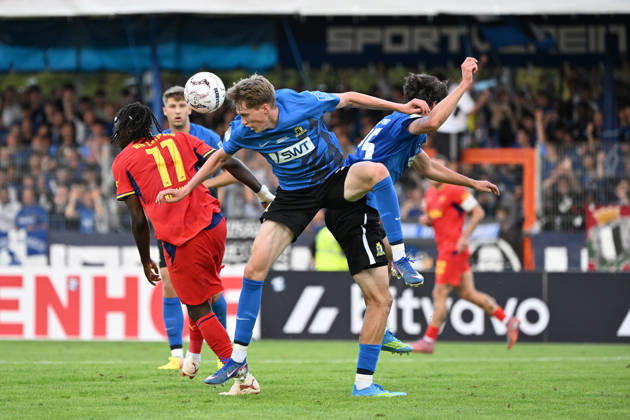 22.08.2026, xjhx, Fussball DFB Pokal 1.Runde, Eintracht Trier - RB Leipzig v.l. Johan Bakayoko (RB Leipzig)Elia Dittrich (SV Eintracht Trier 05) Gianluca Pelzer (SV Eintracht Trier 05) Zweikampf, Aktion, action, battle for the ball Trier