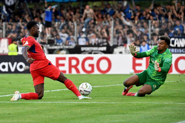 22.08.2026, xjhx, Fussball DFB Pokal 1.Runde, Eintracht Trier - RB Leipzig v.l. Ridle Baku (RB Leipzig) Leon-Oumar Wechsel (SV Eintracht Trier 05) Zweikampf, Aktion, action, battle for the ball Trier