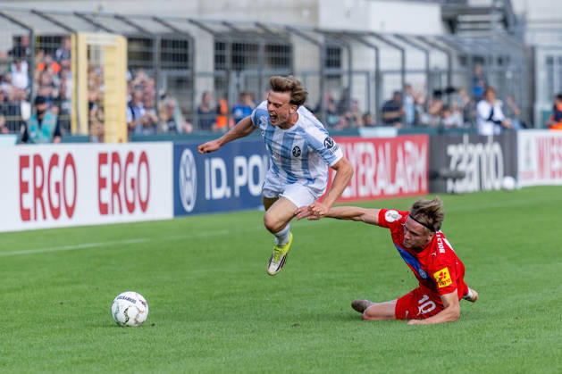 Julian Bell (TSV 1860 Muenchen, 02) wird hier von Jonas Therkelsen (Holstein Kiel, 10) gefoult GER, TSV 1860 Muenchen vs. Holstein Kiel, Fussball, DFB-Pokal, 1. Runde, Saison 2026 2027, 22.08.2026. (DFL DFB REGULATIONS PROHIBIT ANY USE OF PHOTOGRAPHS as IMAGE SEQUENCES and or QUASI-VIDEO). Foto: HMB Media Heike Feiner Copyright: HMBxMedia HeikexFeiner
