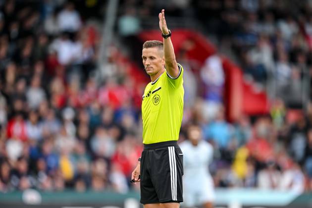 Schiedsrichter Felix Bickel gestikuliert, gestik waehrend des DFB-Pokal 1 Runde Spiels zwichen SG Sonnenhof Grossaspach v Arminia Bielefeld, Wir machen Druck Arena am 22. August 2026 in Grossaspach, Deutschland. (Foto von Harry Langer DeFodi Images) +++ Schiedsrichter Felix Bickel gestures during the DFB-Pokal 1 Runde match between SG Sonnenhof Grossaspach v Arminia Bielefeld at Wir machen Druck Arena on August 22, 2026 in Grossaspach, Germany. (Photo by Harry Langer DeFodi Images) (Photo by Harry Langer DeFodi Images) DFB DFL REGULATIONS PROHIBIT ANY USE OF PHOTOGRAPHS AS IMAGE SEQUENCES AND OR QUASI-VIDEO. -