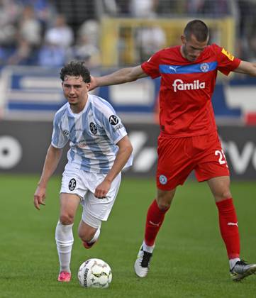 22.08.2026, Fussball DFB-Pokal 2026 27, 1.Runde, TSV 1860 München - Holstein Kiel, im Stadion an der Grünwalderstrasse in München, v.l. Lance Fiedler (1860 München) gegen David Zec (Holstein Kiel)