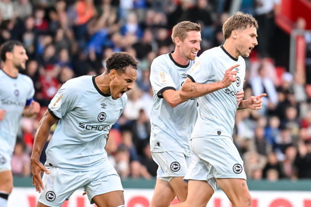 Joel Grodowski (Arminia Bielefeld) Torjubel, jubelt mit seiner Mannschaft nach treffer zum 1:2 waehrend des DFB-Pokal 1 Runde Spiels zwichen SG Sonnenhof Grossaspach v Arminia Bielefeld, Wir machen Druck Arena am 22. August 2026 in Grossaspach, Deutschland. (Foto von Harry Langer DeFodi Images) +++ Joel Grodowski (Arminia Bielefeld) celebrates after scoring his team s second goal with teammates during the DFB-Pokal 1 Runde match between SG Sonnenhof Grossaspach v Arminia Bielefeld at Wir machen Druck Arena on August 22, 2026 in Grossaspach, Germany. (Photo by Harry Langer DeFodi Images) (Photo by Harry Langer DeFodi Images) DFB DFL REGULATIONS PROHIBIT ANY USE OF PHOTOGRAPHS AS IMAGE SEQUENCES AND OR QUASI-VIDEO. -
