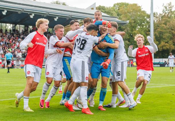 22.08.2026 - Fussball - Saison 2026 2027 - DFB Pokal Vereinspokal - 01. Runde: Viktoria Köln - 1. FC Nürnberg Nuernberg FCN ( Club ) - Sportfoto Zink DaMa - xdaxmax - regulations prohibit any use of photographs as image sequences and or quasi-video - Jubel Freude nach Spielende - Jan Reichert (1, 1. FC Nürnberg FCN ) und Mannschaft Team jubelt Jubel nach gehaltenen Elfmeter im Elfmeterschießen - nach Sieg des FCN