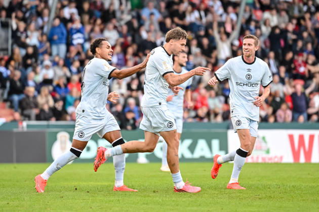 Joel Grodowski (Arminia Bielefeld) Torjubel, jubelt mit seiner Mannschaft nach treffer zum 1:2 waehrend des DFB-Pokal 1 Runde Spiels zwichen SG Sonnenhof Grossaspach v Arminia Bielefeld, Wir machen Druck Arena am 22. August 2026 in Grossaspach, Deutschland. (Foto von Harry Langer DeFodi Images) +++ Joel Grodowski (Arminia Bielefeld) celebrates after scoring his team s second goal with teammates during the DFB-Pokal 1 Runde match between SG Sonnenhof Grossaspach v Arminia Bielefeld at Wir machen Druck Arena on August 22, 2026 in Grossaspach, Germany. (Photo by Harry Langer DeFodi Images) (Photo by Harry Langer DeFodi Images) DFB DFL REGULATIONS PROHIBIT ANY USE OF PHOTOGRAPHS AS IMAGE SEQUENCES AND OR QUASI-VIDEO. -