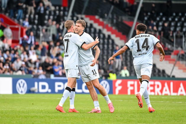Joel Grodowski (Arminia Bielefeld) Torjubel, jubelt mit seiner Mannschaft nach treffer zum 1:2 waehrend des DFB-Pokal 1 Runde Spiels zwichen SG Sonnenhof Grossaspach v Arminia Bielefeld, Wir machen Druck Arena am 22. August 2026 in Grossaspach, Deutschland. (Foto von Harry Langer DeFodi Images) +++ Joel Grodowski (Arminia Bielefeld) celebrates after scoring his team s second goal with teammates during the DFB-Pokal 1 Runde match between SG Sonnenhof Grossaspach v Arminia Bielefeld at Wir machen Druck Arena on August 22, 2026 in Grossaspach, Germany. (Photo by Harry Langer DeFodi Images) (Photo by Harry Langer DeFodi Images) DFB DFL REGULATIONS PROHIBIT ANY USE OF PHOTOGRAPHS AS IMAGE SEQUENCES AND OR QUASI-VIDEO. -