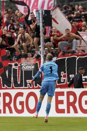 KOELN, GERMANY - AUGUST 22, 2026: Jan Reichert (1. FC Nuernberg, 1) celebrates with fans after the penalty shootout during the DFB-Cup match between Viktoria Koeln vs. 1. FC Nuernberg at the Sportpark Hoehenberg on August 22, 2026 in Koeln, Germany. DFL REGULATIONS PROHIBIT ANY USE OF PHOTOGRAPHS AS IMAGE SEQUENCES AND OR QUASI-VIDEO. Nordrhein-Westfalen Germany Copyright: xAxelxKohringx