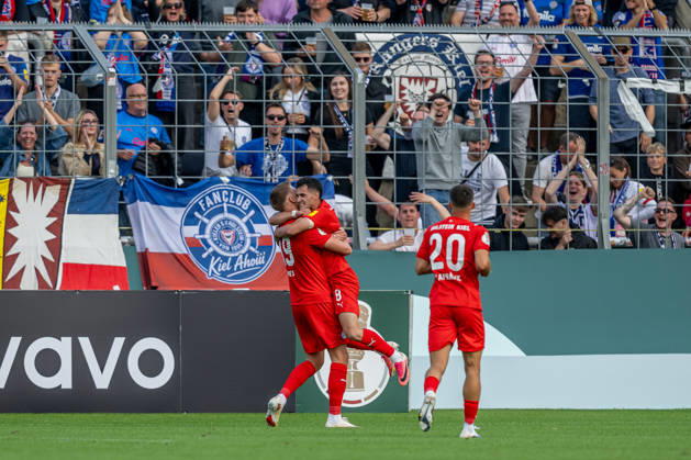 Guillermo Balzi (Holstein Kiel, 08) bejubelt mit Phil Harres (Holstein Kiel, 19) dessen Tor zum 0:1 GER, TSV 1860 Muenchen vs. Holstein Kiel, Fussball, DFB-Pokal, 1. Runde, Saison 2026 2027, 22.08.2026. (DFL DFB REGULATIONS PROHIBIT ANY USE OF PHOTOGRAPHS as IMAGE SEQUENCES and or QUASI-VIDEO). Foto: HMB Media Heike Feiner Copyright: HMBxMedia HeikexFeiner