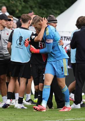 22.08.2026 - Fussball - Saison 2026 2027 - DFB Pokal Vereinspokal - 01. Runde: Viktoria Köln - 1. FC Nürnberg Nuernberg FCN ( Club ) - Sportfoto Zink DaMa - xdaxmax - regulations prohibit any use of photographs as image sequences and or quasi-video - Jan Reichert (1, 1. FC Nürnberg FCN ) tröstet nach Spielende - Niklas Jahn (16, FC Viktoria Köln ) der den letzten Elfmeter verschossen hatte