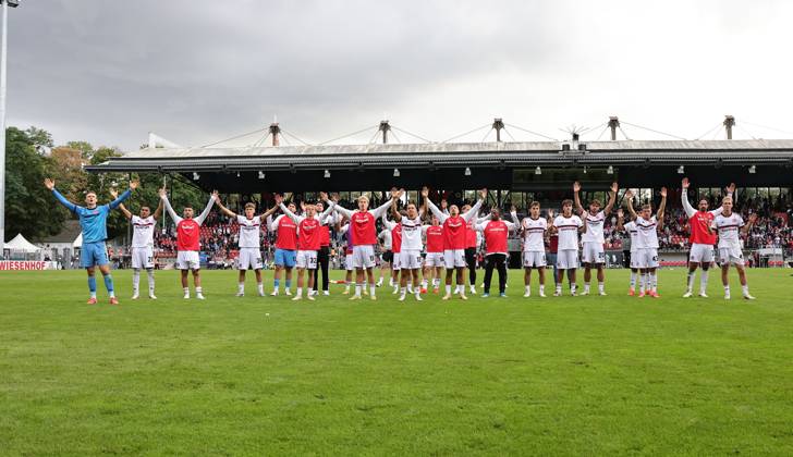 22.08.2026 - Fussball - Saison 2026 2027 - DFB Pokal Vereinspokal - 01. Runde: Viktoria Köln - 1. FC Nürnberg Nuernberg FCN ( Club ) - Sportfoto Zink DaMa - xdaxmax - regulations prohibit any use of photographs as image sequences and or quasi-video - Jubel Freude nach Spielende - Mannschaft Team des FCN feiert mit Clubfan Clubfans FCN-Fans Fans