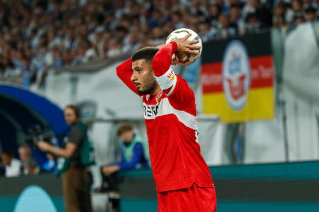 Einwurf Deniz Undav (VfB) ; GER, FC Hansa Rostock vs. VfB Stuttgart, Fußball, Männer, DFB-Pokal, 01. Runde, Spielzeit 2026 2027, 21.08.2026 Rostock Ostseestadion Mecklenburg - Vorpommern Deutschland