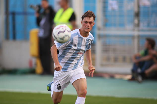 Fussball, Herren, DFB-Pokal, 1.Hauptrunde, Saison 2026 2027, TSV 1860 München - Holstein Kiel, Grünwalder Stadion Emre Erdogan (TSV 1860 München) mit Blick auf den Ball, Angriff im Laufen