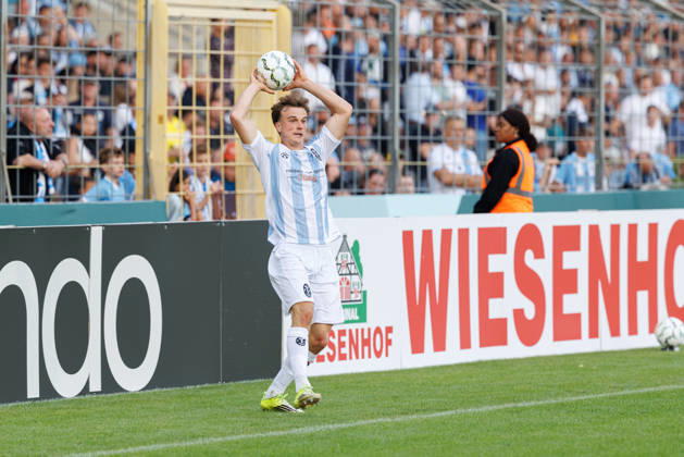 Julian Bell (2, TSV 1860 München) beim Spiel zwischen TSV 1860 München v Holstein Kiel, Fussball, Herren, Dfb Pokal, 2026 2027, 1.Runde am 22.08.2026 in München, Städtisches Stadion an der Grünwalder Straße. Bayern Deutschland