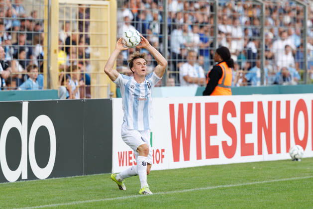 Julian Bell (2, TSV 1860 München) beim Spiel zwischen TSV 1860 München v Holstein Kiel, Fussball, Herren, Dfb Pokal, 2026 2027, 1.Runde am 22.08.2026 in München, Städtisches Stadion an der Grünwalder Straße. Bayern Deutschland