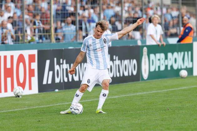 Julian Bell (2, TSV 1860 München) beim Spiel zwischen TSV 1860 München v Holstein Kiel, Fussball, Herren, Dfb Pokal, 2026 2027, 1.Runde am 22.08.2026 in München, Städtisches Stadion an der Grünwalder Straße. Bayern Deutschland