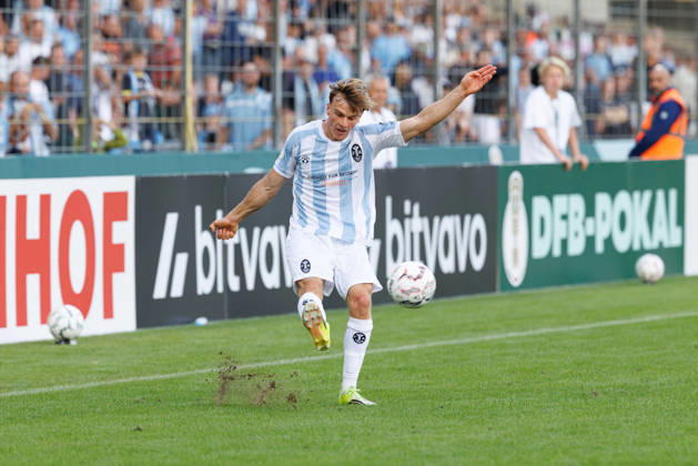 Julian Bell (2, TSV 1860 München) beim Spiel zwischen TSV 1860 München v Holstein Kiel, Fussball, Herren, Dfb Pokal, 2026 2027, 1.Runde am 22.08.2026 in München, Städtisches Stadion an der Grünwalder Straße. Bayern Deutschland