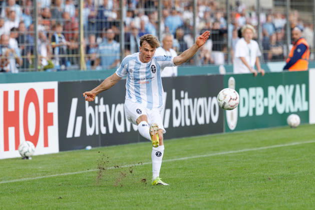 Julian Bell (2, TSV 1860 München) beim Spiel zwischen TSV 1860 München v Holstein Kiel, Fussball, Herren, Dfb Pokal, 2026 2027, 1.Runde am 22.08.2026 in München, Städtisches Stadion an der Grünwalder Straße. Bayern Deutschland