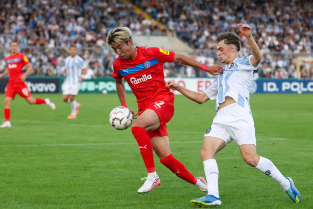 Zweikampf zwischen Hiroki Sekine (Holstein Kiel, 32) und Emre Erdogan (TSV 1860 Muenchen, 19), GER, TSV 1860 Muenchen vs. Holstein Kiel, Fussball, DFB-Pokal, 1. Runde, Saison 2026 2027, 22.08.2026, DFL REGULATIONS PROHIBIT ANY USE OF PHOTOGRAPHS AS IMAGE SEQUENCES, GER, TSV 1860 Muenchen vs. Holstein Kiel, Fussball, DFB-Pokal, 1. Runde, Saison 2026 2027, 22.08.2026 Muenchen Copyright: xEibner-Pressefoto JennixMaulx EP_JML