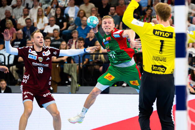 Muenchen: HBL Super Cup 2026 - SC Magdeburg - Fuechse Berlin v.li. Mathias Gidsel (Berlin), Gisli Thorgeir Kristjansson (SC Magdeburg), Torhueter Lasse Ludwig (Berlin) Muenchen SAP Garden Bayern Deutschland