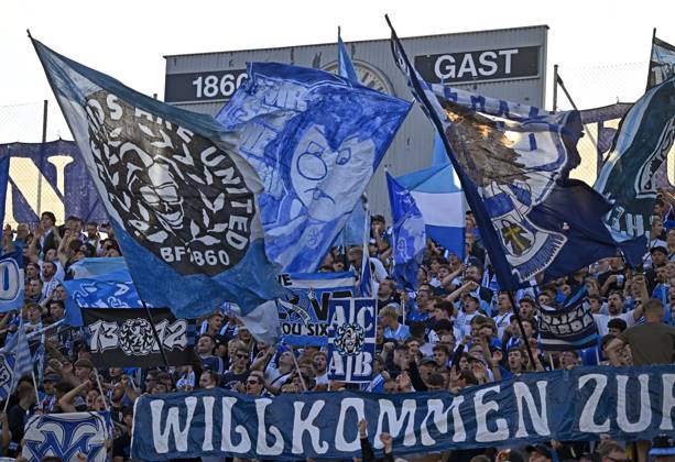 22.08.2026, Fussball DFB-Pokal 2026 27, 1.Runde, TSV 1860 München - Holstein Kiel, im Stadion an der Grünwalderstrasse in München, Die 60ger Fans - Willkommen