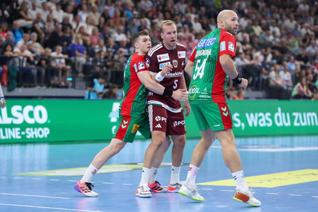 22.08.2026, xgox, Handball - Rexel Super-Cup, SC Magdeburg - Füchse Berlin emspor, v.l. Elvar Oern Jonsson (Magdeburg, 19), Max Darj (Berlin, 5) Zweikampf, Duell, Kampf, tackle München