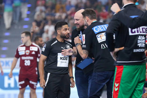 22.08.2026, xgox, Handball - Rexel Super-Cup, SC Magdeburg - Füchse Berlin emspor, v.l. Yves Grafenhorst (Magdeburg, Co-Trainer) und Bennet Wiegert (Magdeburg, Trainer) diskutieren mit Schiedsrichter, Schiri, referee München