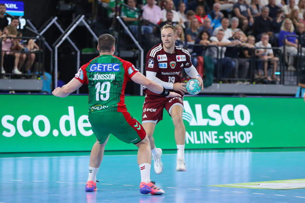 22.08.2026, xgox, Handball - Rexel Super-Cup, SC Magdeburg - Füchse Berlin emspor, v.l. Elvar Oern Jonsson (Magdeburg, 19), Mathias Gidsel (Berlin, 19) Zweikampf, Duell, Kampf, tackle München