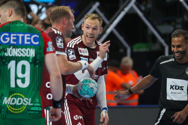 22.08.2026, xgox, Handball - Rexel Super-Cup, SC Magdeburg - Füchse Berlin emspor, v.l. Max Darj (Berlin, 5), Mathias Gidsel (Berlin, 19) diskutieren München