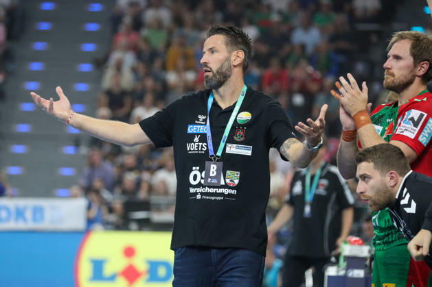 22.08.2026, xgox, Handball - Rexel Super-Cup, SC Magdeburg - Füchse Berlin emspor, v.l. Bennet Wiegert (Magdeburg, Trainer) gibt Anweisungen, gestikuliert mit den Armen, gesticulate, gives instructions München