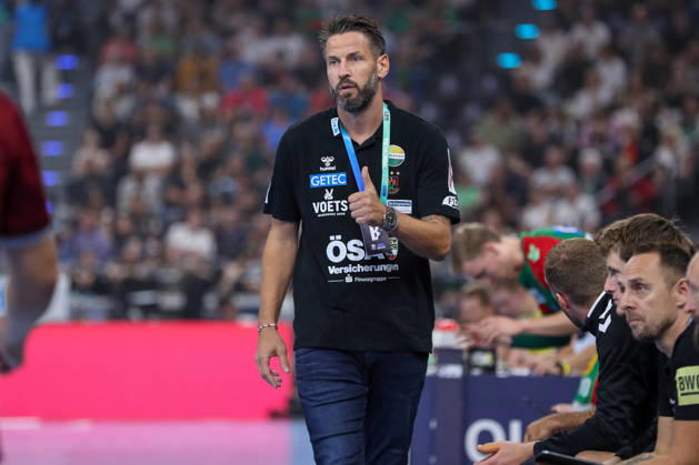 22.08.2026, xgox, Handball - Rexel Super-Cup, SC Magdeburg - Füchse Berlin emspor, v.l. Bennet Wiegert (Magdeburg, Trainer) gibt Anweisungen, gestikuliert mit den Armen, gesticulate, gives instructions München