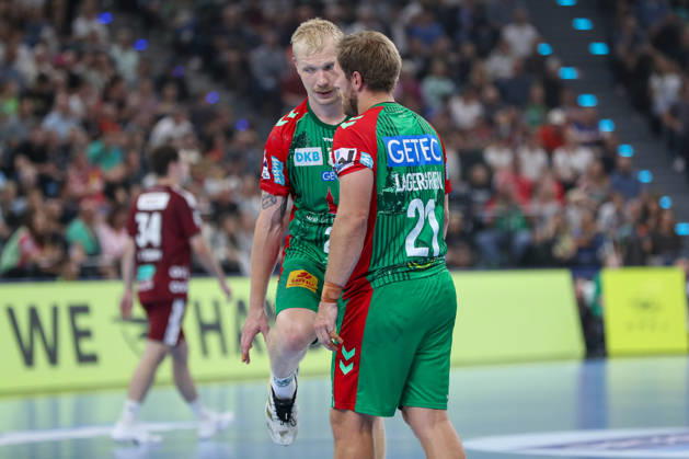 22.08.2026, xgox, Handball - Rexel Super-Cup, SC Magdeburg - Füchse Berlin emspor, v.l. Magnus Saugstrup (Magdeburg, 23) und Albin Lagergren (Magdeburg, 21) im Gespräch München