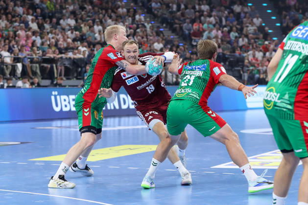 22.08.2026, xgox, Handball - Rexel Super-Cup, SC Magdeburg - Füchse Berlin emspor, v.l. Magnus Saugstrup (Magdeburg, 23) Mathias Gidsel (Berlin, 19) , Zweikampf, Duell, Kampf, tackle München