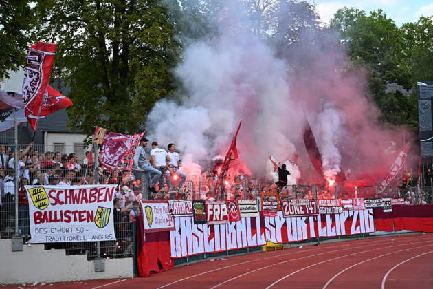 22.08.2026, xjhx, Fussball DFB Pokal 1.Runde, Eintracht Trier - RB Leipzig v.l. Fans Zuschauer Ultras Leipzig zuenden Pyrotechnik, Benglos, Rauch, Nebel, Feuerwerk Trier