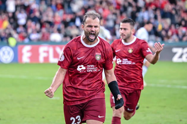 Fabian Eisele (SG Sonnenhof Grossaspach) Torjubel, jubelt mit seiner Mannschaft nach treffer zum 2:2 waehrend des DFB-Pokal 1 Runde Spiels zwichen SG Sonnenhof Grossaspach v Arminia Bielefeld, Wir machen Druck Arena am 22. August 2026 in Grossaspach, Deutschland. (Foto von Harry Langer DeFodi Images) +++ Fabian Eisele (SG Sonnenhof Grossaspach) celebrates after scoring his team s second goal with teammates during the DFB-Pokal 1 Runde match between SG Sonnenhof Grossaspach v Arminia Bielefeld at Wir machen Druck Arena on August 22, 2026 in Grossaspach, Germany. (Photo by Harry Langer DeFodi Images) (Photo by Harry Langer DeFodi Images) DFB DFL REGULATIONS PROHIBIT ANY USE OF PHOTOGRAPHS AS IMAGE SEQUENCES AND OR QUASI-VIDEO. -