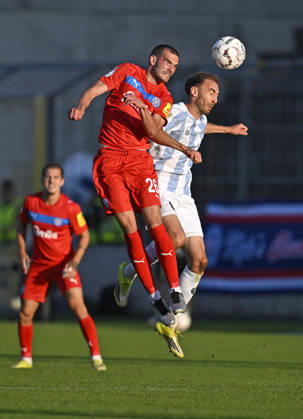 22.08.2026, Fussball DFB-Pokal 2026 27, 1.Runde, TSV 1860 München - Holstein Kiel, im Stadion an der Grünwalderstrasse in München, v.l. David Zec (Holstein Kiel) gegen Michael Eberwein (TSV 1860 München)