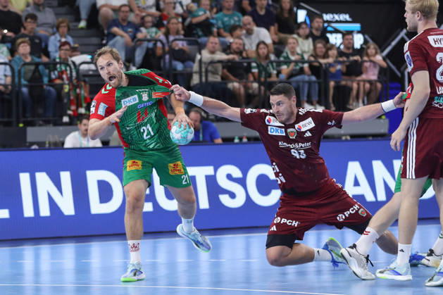 22.08.2026, xgox, Handball, Rexel Supercup 2026, SC Magdeburg - Füchse Berlin, v.l. Albin Lagergren (Magdeburg, 21) Mijajlo Marsenic (Berlin, 93) Zweikampf, Duell, Kampf, tackle München