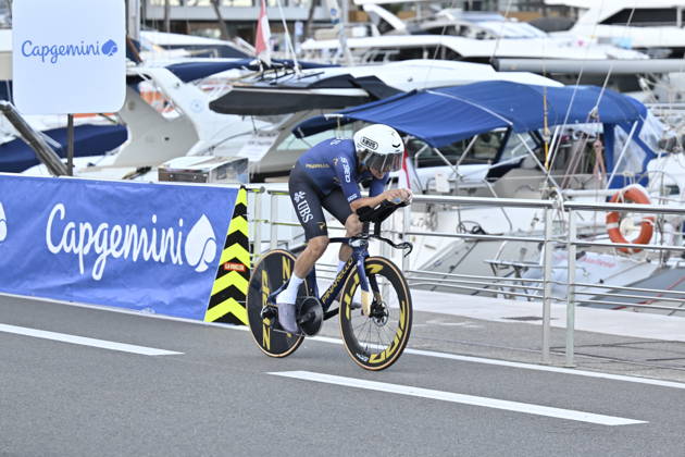 Salida de la Vuelta Ciclista a Espana en Mónaco Un ciclista durante la salida de la Vuelta Ciclista a Espana, a 22 de agosto de 2026, en Mónaco (Francia). La Vuelta Ciclista a Espana 2026 arranca hoy, 22 de agosto, en Mónaco y termina el domingo 13 de septiembre en Granada. Serán 21 etapas, 3.275 km y más de 58.000 metros de desnivel acumulado; por primera vez, la llegada final no será en Madrid, sino en el entorno de la Alhambra. 22 AGOSTO 2026;VUELTA CICLISTA;REALEZA;CICLISMO;BICIS;BICICLETAS;CONTRARRELOJ;SALIDA;PRIMERA ETAPA;MÓNACO;VUELTA;CASINO; Monaco (Francia) Monaco (Francia) Espana Copyright: xLaurentxCoustx xEuropaxPressx 7726340