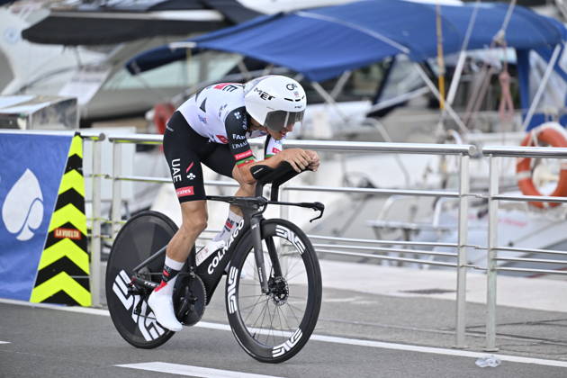 Salida de la Vuelta Ciclista a Espana en Mónaco Un ciclista durante la salida de la Vuelta Ciclista a Espana, a 22 de agosto de 2026, en Mónaco (Francia). La Vuelta Ciclista a Espana 2026 arranca hoy, 22 de agosto, en Mónaco y termina el domingo 13 de septiembre en Granada. Serán 21 etapas, 3.275 km y más de 58.000 metros de desnivel acumulado; por primera vez, la llegada final no será en Madrid, sino en el entorno de la Alhambra. 22 AGOSTO 2026;VUELTA CICLISTA;REALEZA;CICLISMO;BICIS;BICICLETAS;CONTRARRELOJ;SALIDA;PRIMERA ETAPA;MÓNACO;VUELTA;CASINO; Monaco (Francia) Monaco (Francia) Espana Copyright: xLaurentxCoustx xEuropaxPressx 7726336