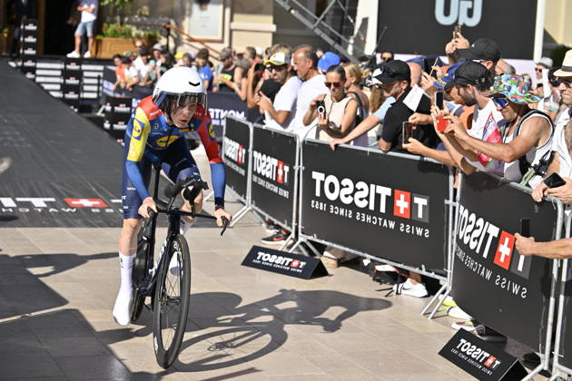 Salida de la Vuelta Ciclista a Espana en Mónaco Un ciclista durante la salida de la Vuelta Ciclista a Espana, a 22 de agosto de 2026, en Mónaco (Francia). La Vuelta Ciclista a Espana 2026 arranca hoy, 22 de agosto, en Mónaco y termina el domingo 13 de septiembre en Granada. Serán 21 etapas, 3.275 km y más de 58.000 metros de desnivel acumulado; por primera vez, la llegada final no será en Madrid, sino en el entorno de la Alhambra. 22 AGOSTO 2026;VUELTA CICLISTA;REALEZA;CICLISMO;BICIS;BICICLETAS;CONTRARRELOJ;SALIDA;PRIMERA ETAPA;MÓNACO;VUELTA;CASINO; Monaco (Francia) Monaco (Francia) Espana Copyright: xLaurentxCoustx xEuropaxPressx 7726346