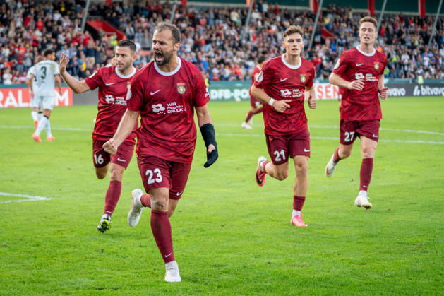 Fabian Eisele (SG Sonnenhof Großaspach, 23) jubelt nach seinem Elfmeter zum 2:2 mit Luca Molinari (SG Sonnenhof Großaspach, 21), Loris Maier (SG Sonnenhof Großaspach, 27) und Marius Kunde (SG Sonnenhof Großaspach, 16), SG Sonnenhof Großaspach vs. Arminia Bielefeld, Fussball, DFB-Pokal, 1. Runde, 22.08.2026, DFB regulations prohibit any use of photographs as image sequences and or quasi-video Aspach Baden-Wuerttemberg Deutschland