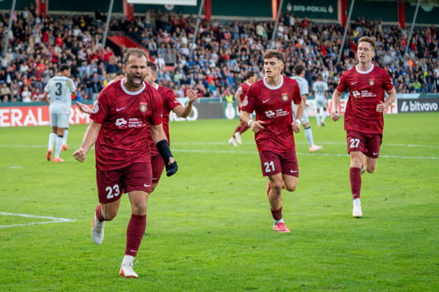 Fabian Eisele (SG Sonnenhof Großaspach, 23) jubelt nach seinem Elfmeter zum 2:2 mit Luca Molinari (SG Sonnenhof Großaspach, 21), Loris Maier (SG Sonnenhof Großaspach, 27) und Marius Kunde (SG Sonnenhof Großaspach, 16), SG Sonnenhof Großaspach vs. Arminia Bielefeld, Fussball, DFB-Pokal, 1. Runde, 22.08.2026, DFB regulations prohibit any use of photographs as image sequences and or quasi-video Aspach Baden-Wuerttemberg Deutschland