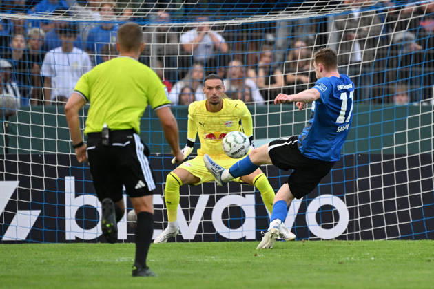 22.08.2026, xjhx, Fussball DFB Pokal 1.Runde, Eintracht Trier - RB Leipzig v.l. Maarten Vandevoordt (RB Leipzig) Tim Sausen (SV Eintracht Trier 05) Trier