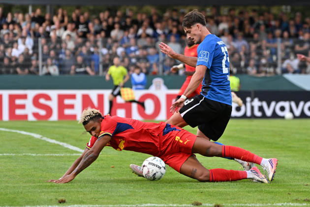 22.08.2026, xjhx, Fussball DFB Pokal 1.Runde, Eintracht Trier - RB Leipzig v.l. Antonio Nusa (RB Leipzig) Frederik Rahn (SV Eintracht Trier 05) Zweikampf, Aktion, action, battle for the ball Trier