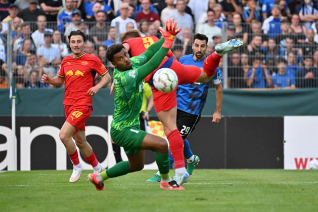 22.08.2026, xjhx, Fussball DFB Pokal 1.Runde, Eintracht Trier - RB Leipzig v.l. Leon-Oumar Wechsel (SV Eintracht Trier 05) Conrad Harder Schandorff (RB Leipzig) Zweikampf, Aktion, action, battle for the ball Trier