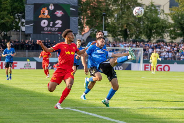 Tidiam Gomis (RB Leipzig) im Zweikampf mit Christopher Spang (Eintracht Trier) Eintracht Trier vs RB Leipzig, Fussball, DFB-Pokal, 22.08.2026 Eintracht Trier vs RB Leipzig, Fussball, DFB-Pokal, 22.08.2026 Trier Copyright: xEibner-Pressefotox EP_EER