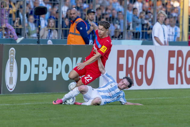 München, Deutschland 22. August 2026: DFB-Pokal - 2026 2027 - 1. Runde - TSV 1860 München gegen Holstein Kiel Im Bild: v. li. im Zweikampf Moritz Reimers (Kiel) und Lance Fiedler (TSV) DFB DFL regulations prohibit any use of photographs as image sequences and or quasi-video Grünwalder Stadion Bayern Copyright: xFotostandx xSchäferx