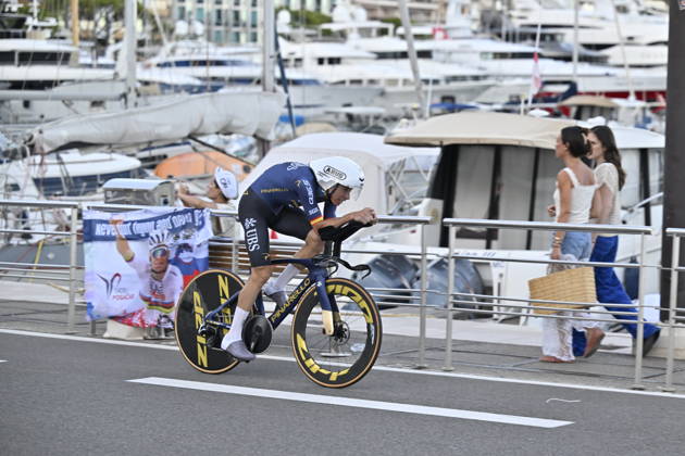 Salida de la Vuelta Ciclista a Espana en Mónaco El ciclista Iván Romeo durante la salida de la Vuelta Ciclista a Espana, a 22 de agosto de 2026, en Mónaco (Francia). La Vuelta Ciclista a Espana 2026 arranca hoy, 22 de agosto, en Mónaco y termina el domingo 13 de septiembre en Granada. Serán 21 etapas, 3.275 km y más de 58.000 metros de desnivel acumulado; por primera vez, la llegada final no será en Madrid, sino en el entorno de la Alhambra. 22 AGOSTO 2026;VUELTA CICLISTA;REALEZA;CICLISMO;BICIS;BICICLETAS;CONTRARRELOJ;SALIDA;PRIMERA ETAPA;MÓNACO;VUELTA;CASINO; Monaco (Francia) Monaco (Francia) Espana Copyright: xLaurentxCoustx xEuropaxPressx 7726441